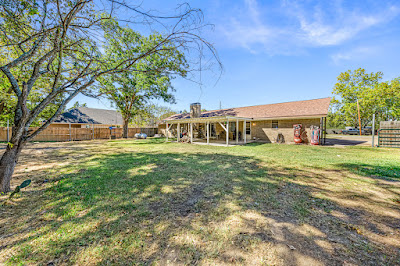 1075 Oak Ridge Dr photo 2